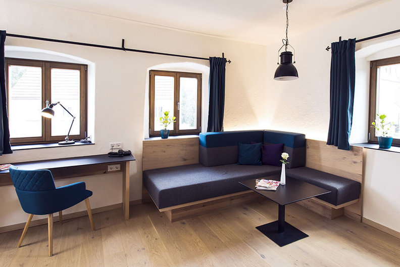 Pietsch Aparts - modernes Appartement mit Schreibtisch, Sofaecke mit Schlafmöglichkeit
