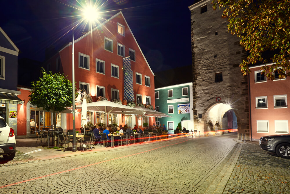Gasthof-Hotel Pietsch mit Stadttor bei Nacht